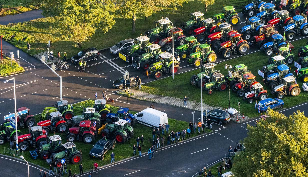 Foto Petani Belanda Kerahkan Traktor Protes Aturan Pemerintah