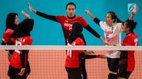 Pemain Voli Indonesia melakukan selebrasi saat melawan Thailand dalam babak penyisihan grup A voli putri Asian Games 2018 di lapangan Tennis Indoor Senayan, Jakarta, Senin (27/8). Indonesia kalah 1-3 dari Thailand. (Bola.com/Vitalis Yogi Trisna)