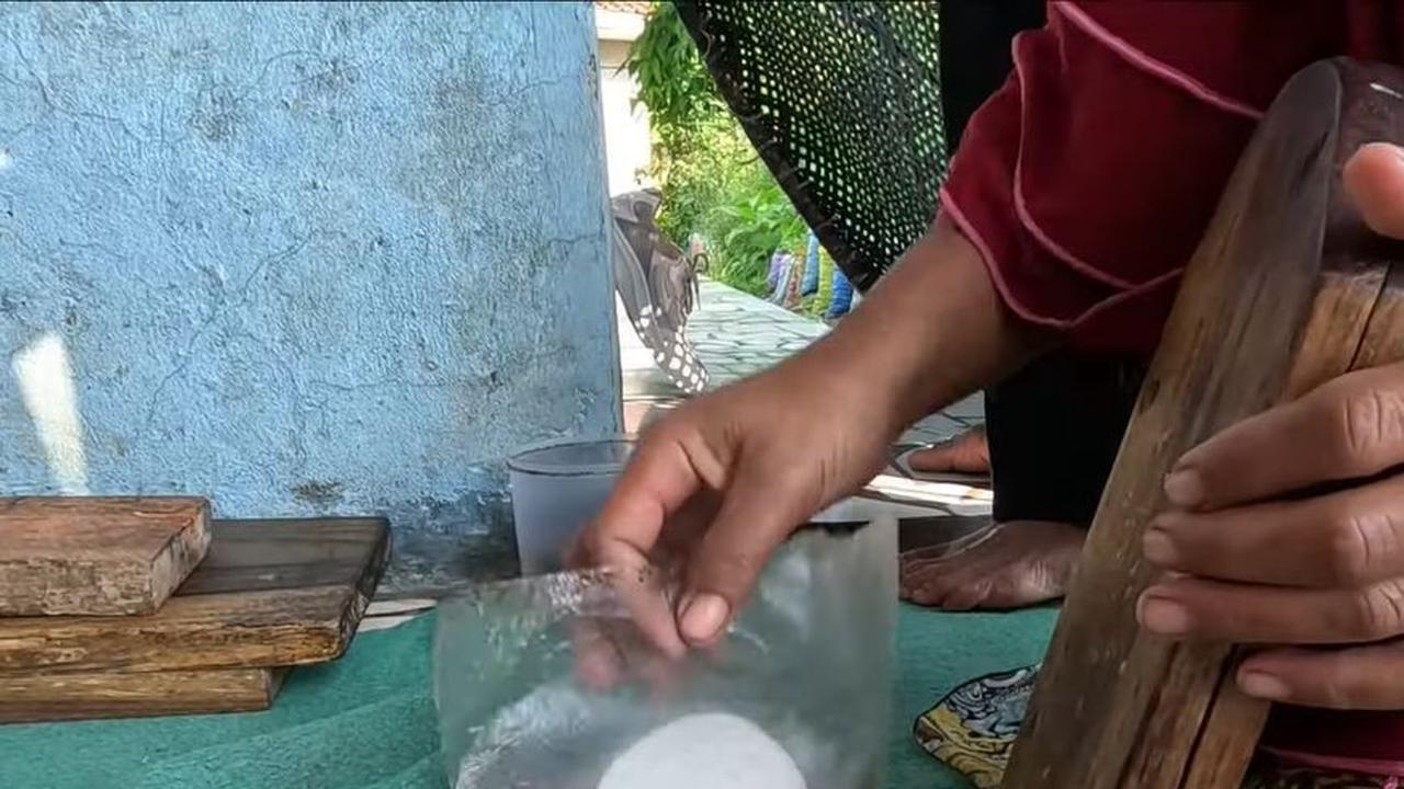 “Kalau ada haulan (peringatan anggota keluarga yang meninggal setahun lalu) khasnya menyediakan kolontong untuk sajian tamu,” kata pembuatnya.