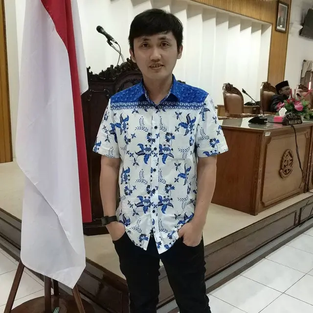 6 Potret Terbaru Eric Teman Duet Melly Goeslaw di AADC, Kini Jadi Wakil Rakyat