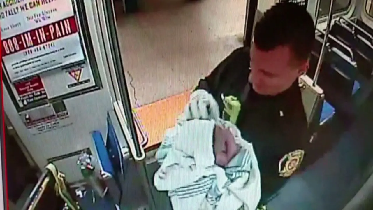 Polisi yang membantu proses kelahiran. (KTLA News)