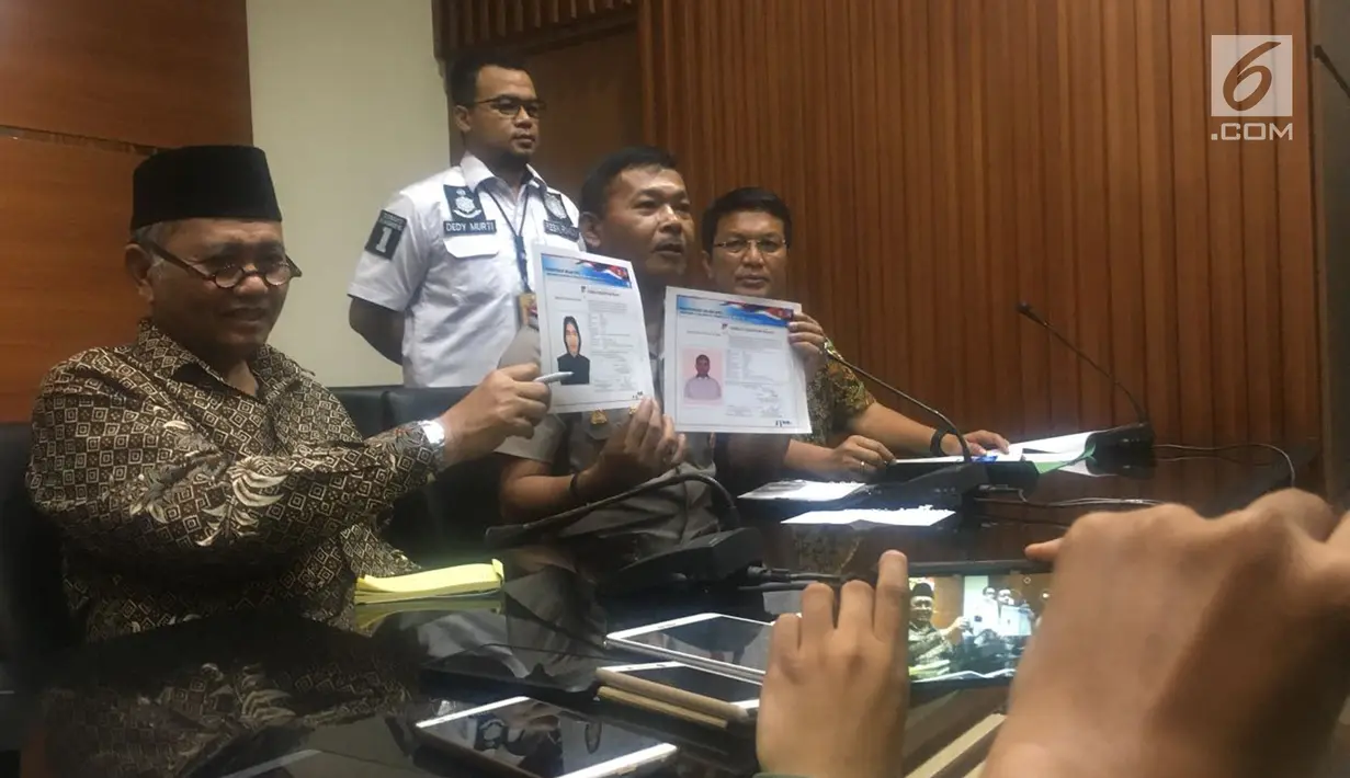 Ketua KPK Agus Rahardjo (kiri) dan Kapolda Metro Jaya Irjen Idham Azis (tengah) menampilkan sketsa pelaku yang diduga penyerang Novel Baswedan, Jumat (24/11). (Liputan6.com/Fachrur Rozie)