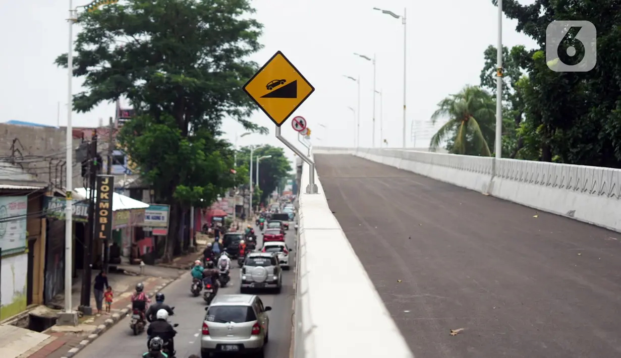 Kondisi lalu lintas sekitar Flyover Lenteng Agung yang hampir rampung pengerjaannya di Jakarta Selatan, Rabu (4/11/2020). Flyover Lenteng Agung dan Tanjung Barat yang berbentuk tapal kuda tersebut dibangun dengan nilai kontrak Rp 144,4 miliar. (Liputan6.com/Immanuel Antonius)