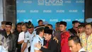 Terpidana kasus pembunuhan, Antasari Azhar memeluk Kalapas Kelas 1 Kota Tangerang Arpan ketika keluar bebas dari dalam penjara, Kamis (10/11). Mantan Ketua KPK itu bebas bersyarat setelah mendekam selama 7 tahun 6 bulan. (Liputan6.com/Fery Pradolo)