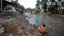 Warga mencuci piring di bantaran Kali Ciliwung, Jakarta, Senin (19/11). Saat ini, tercatat sekitar 500 ribu penduduk DKI Jakarta tidak memiliki akses sanitasi yang layak. (Merdeka.com/Iqbal Nugroho)