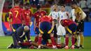 Gelandang Timnas Spanyol, Rodri mendapatkan perawatan tim medis usai mengalami cedera saat menghadapi Timnas Italia pada laga matchday kedua Grup B Euro 2024 di Arena Aufschalke, Gelsenkirchen, Jerman, Kamis (20/6/2024). (AP Photo/Alessandra Tarantino)