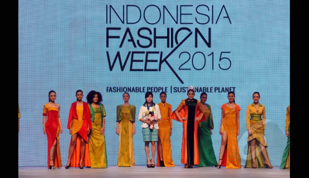 Desainer Priscilla Saputro berjalan di atas catwalk usai menampilkan sejumlah busana terbaru hasil karyanya dalam ajang Indonesia Fashion Week 2015 di JCC Senayan, Jakarta, Sabtu (28/2). (Liputan6.com/Panji Diksana)