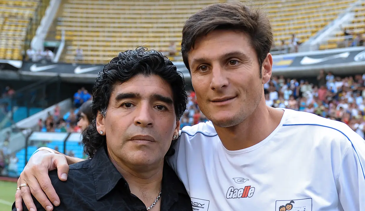 (27/12/2008) - Diego Maradona (kiri) berfoto dengan pemain Timnas Argentina dan Inter Milan, Javier Zanetti dalam acara pertandingan amal "To the Playing Field for a smile" yang diselenggarakan oleh PUPI Foundation di Boca Junior Stadium, Buenos Aires, Argentina. (AFP/Alejandro Pagni)