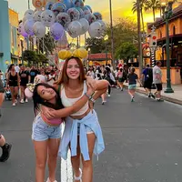 Nia Ramadhani tampil twinning dengan Mikhayla mengenakan tank top dan short denim pants [@ramadhaniabakrie]