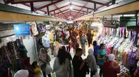 Aktivitas pedagang dan pembeli di Pasar Beringharjo, Yogyakarta, Minggu (19/4/2015). Pasar di kawasan Malioboro itu merupakan salah satu pusat penjualan batik yang murah meriah. (Liputan6.com/Helmi Afandi)