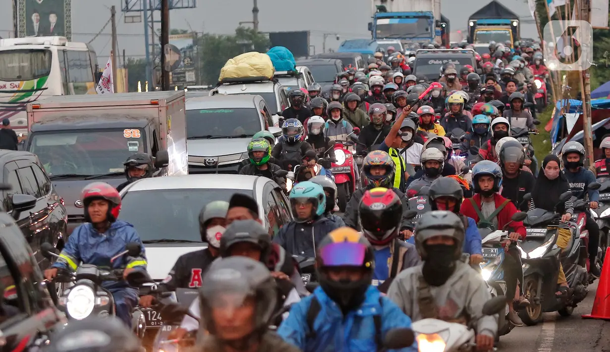 Jalur Pantura ruas Kabupaten Bekasi dipadati pemudik sejak kemarin malam. (Liputan6.com/Angga Yuniar)