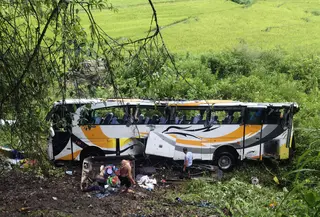 Bus pariwisata terjun bebas ke jurang 15 Meter di Toba. (istimewa)