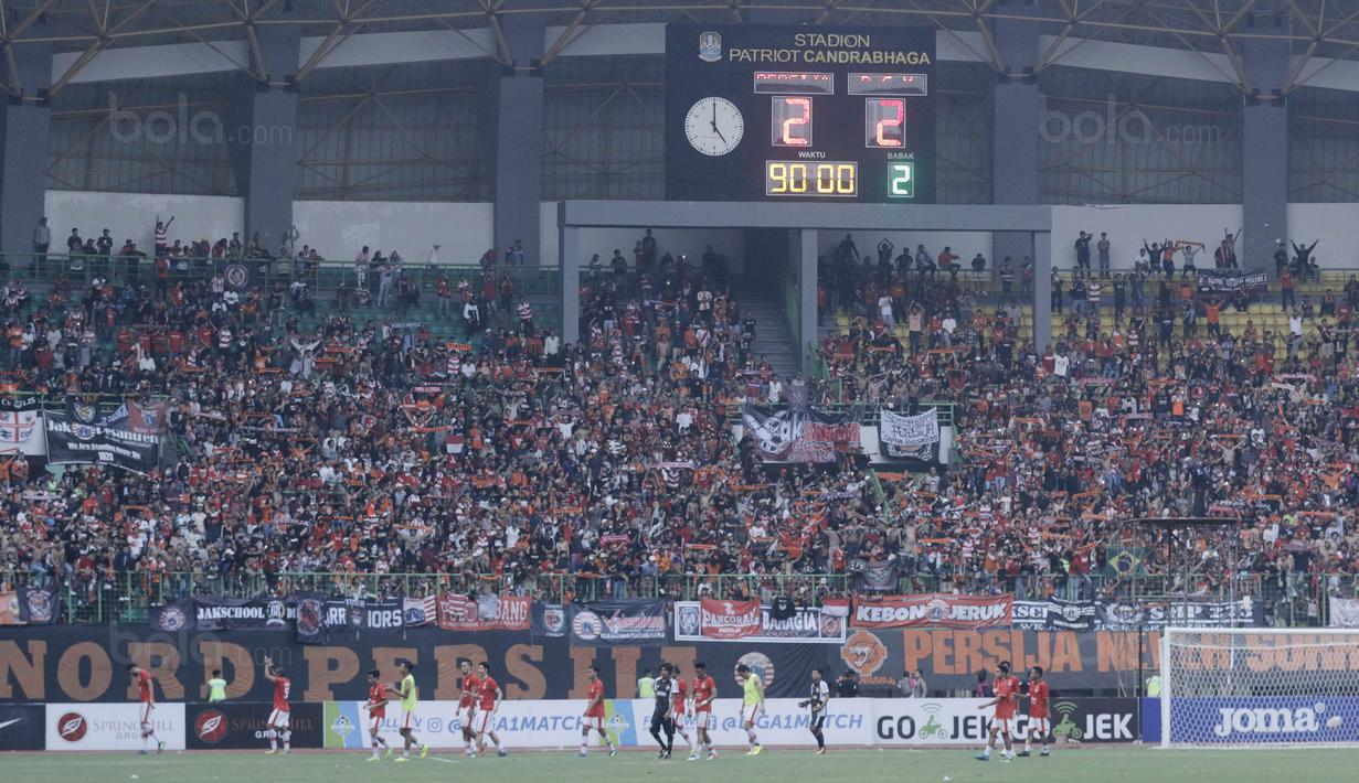 Pemain Persija menyapa The Jakmania usai laga melawan PSM pada laga Liga 1 di Stadion Patriot, Bekasi, Selasa  (15/8/2017). Persija bermain imbang 2-2 dengan PSM. (Bola.com/M Iqbal Ichsan)