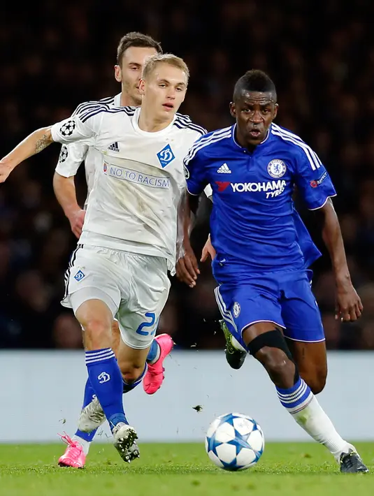 Gelandang Chelsea, Ramires (kanan) berusaha mengejar bola dari kejaran gelandang Vitaliy Buyalsky pada lanjutan Grup G liga champions di  Stamford Bridge, London, Inggris (4/11). Chelsea menang atas Kiev dengan skor 2-1. (Reuters/Andrew Couldridge)