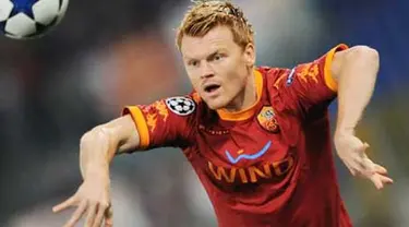 Gaya bek AS Roma asal Norwegian John Arne Riise saat melempar bola di laga Liga Champions melawan Shakhtar Donetsk di Olimpico, Roma, 16 Februari 2010. Roma kalah 2-3. AFP PHOTO / ANDREAS SOLARO