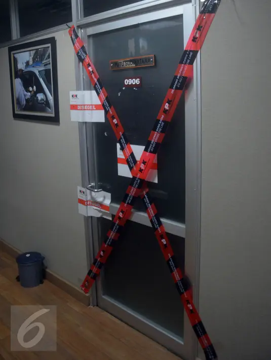 Pintu ruang kerja anggota DPR dari Fraksi Partai Demokrat, I Putu Sudiartana, disegel KPK, di lantai 9 Gedung Nusantara I, Kompleks Parlemen, Jakarta, Rabu (29/6). Penyegelan terkait dengan Operasi Tangkap Tangan KPK semalam. (Liputan6.com/Johan Tallo)