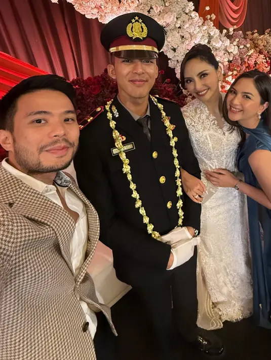 <p>Jessica Mila hadir bersama suaminya, Jessica pun tampil elegan dengan dress yang dikenakan. Ia memilih mengenakan long dress biru dipadukan stiletto heels nude. [@jscmila]</p>