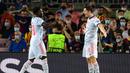 Sayangnya Barcelona malah kembali kebobolan di menit ke-85. Lewandowski (kanan) sukses mencetak gol untuk kedua kalinya. Keunggulan Die Roten akhirnya bertahan hingga pertandingan usai. Bayern Munchen menang 3-0 atas tuan rumah Barcelona. (Foto: AFP/Lluis Gene)
