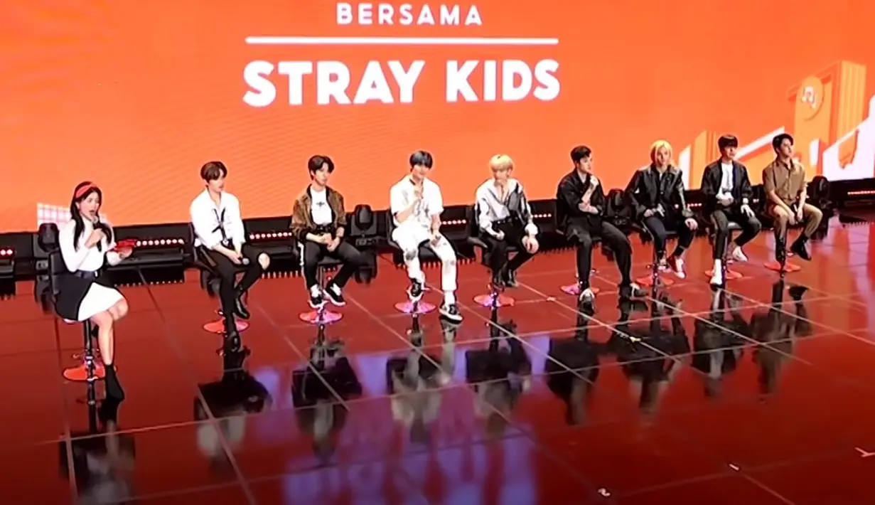 Momen lain Amelia Tantono bersama artis Korea Selatan adalah ketika ia mewawancarai Stray Kids. Saat itu, Stray Kids sedang diundang oleh salah satu e-commerce ternama. (YouTube SHOPEE Indonesia)