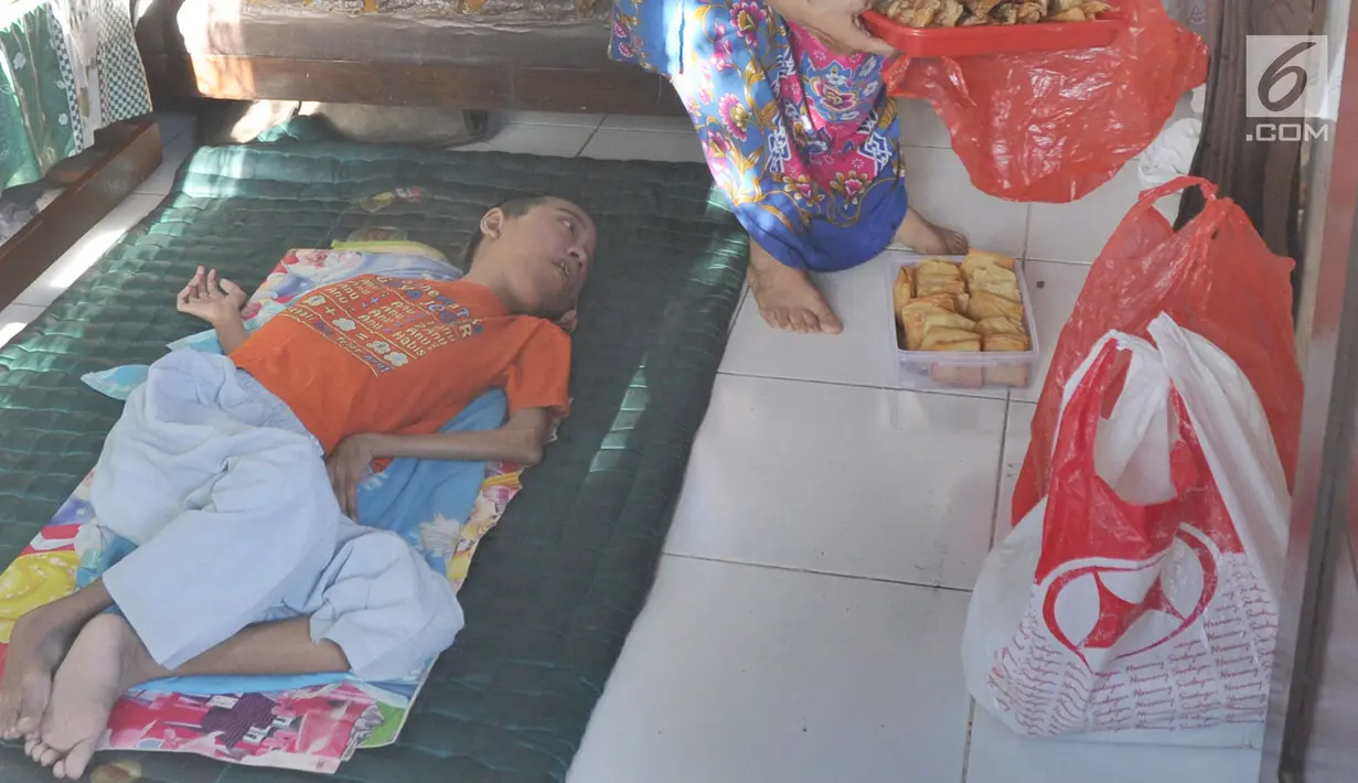 Semangat belajar Fauzan Akmal Maulana memberikan motivasi bagi sang ibu yang seorang diri memenuhi kebutuhan hidup keluarga dengan membuat kue-kue kering yang dipasarkan ke warung-warung sekitar rumahnya. (merdeka.com/Arie Basuki)