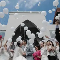 Pemeran film dan sinetron Dion Wiyoko resmi melepas masa lajangnya. Janji suci pernikahannya dengan Fiona Anthony berlangsung khidmat di Bali pada Jumat (1/9). (Instagram/dionfiona)