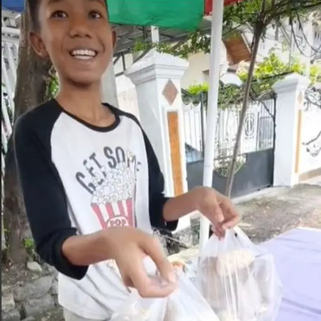 Viral Pria Borong Dagangan Bocah yang Jualan Nasi Bungkus sambil Belajar