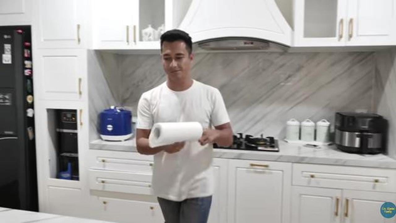 9 Potret Dapur Rumah Eza Gionino yang Mewah, Padukan Unsur Klasik dan Modern