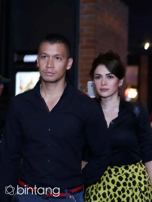 Sempat mengelak, akhirnya Nikita Mirzani dan Samuel Rizal mengaku telah pacaran. Tak lama kemudian Nikita menuturkan bahwa hubungannya dengan Samuel tidak bisa diteruskan lantaran banyak hal yang tidak bisa disatukan lagi. (Bintang.com)