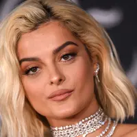 Penyanyi AS Bebe Rexha berpose saat tiba menghadiri pemutaran perdana film Disney "Maleficent: Mistress of Evil" di Teater El Capitan di Hollywood (30/9/2019). Bebe Rexha tampil seksi mengenakan gaun beludru hitam dengan belahan paha tinggi. (AFP Photo/Valerie Macon)