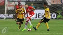 Pemain Persija Jakarta berusaha melewati pemain Barito Putera saat pertadingan Liga 1 di Stadion Patriot, Bekasi (22/4). Pertandingan tersebut berakhir dengan skor 1-1. (Liputan6.com/Gempur M. Surya)