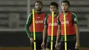Para pemain Timnas Indonesia mengamati instruksi saat latihan di Stadion Madya, Jakarta, Senin (21/3). Latihan ini persiapan jelang laga persahabatan melawan Myanmar. (Bola.com/M. Iqbal Ichsan)