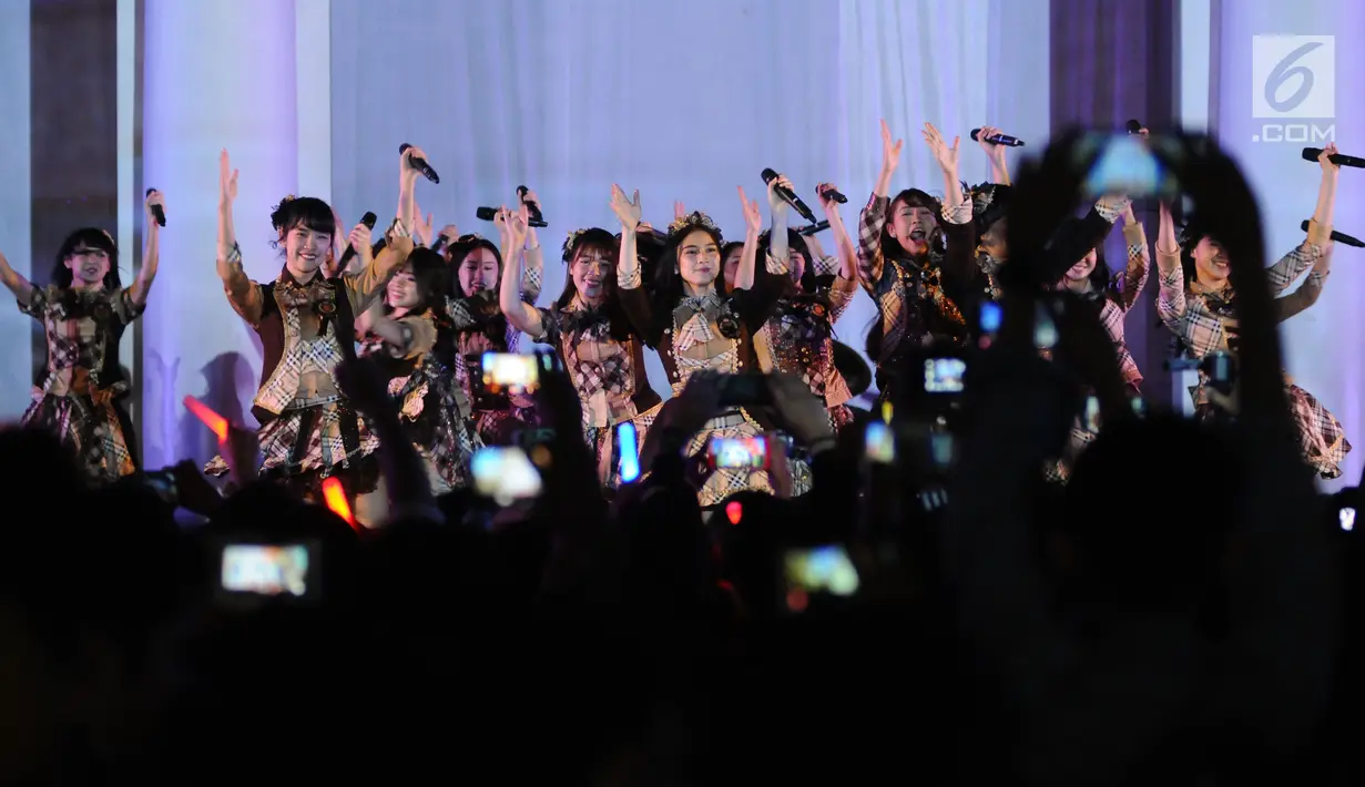 Kelompok penyanyi wanita JKT48 tampil membawakan lagu saat pembukaan rangkaian kegiatan perayaan 60 tahun hubungan diplomatik Indonesia-Jepang. di depan area Museum Fatahillah, Jakarta, Jumat (19/1). (Liputan6.com/Helmi Fithriansyah)