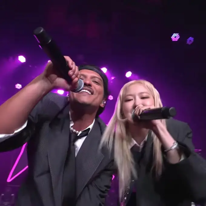 6 Gaya Rose BLACKPINK dan Bruno Mars Debut Perdana Bawakan APT di MAMA 2024, Kompak dengan Formal Look