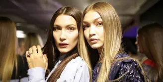 Banyak orang yang mengira saat kakak-adik sama-sama meniti karier di dunia yang sama akan menjadi musibah. Namun hal berbeda terjadi pada Gigi dan Bella Hadid. (StyleCaster)