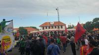 Demonstran dari berbagai elemen masyarakat memadati jalan di depan Gedung Negara Grahadi, Surabaya, Jawa Timur. (Foto:Liputan6.com/Dian Kurniawan)