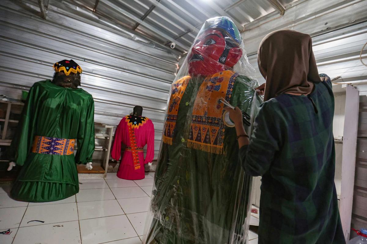 FOTO: Perajin Ondel Ondel Setu Babakan Kebanjiran Pesanan Jelang HUT Jakarta
