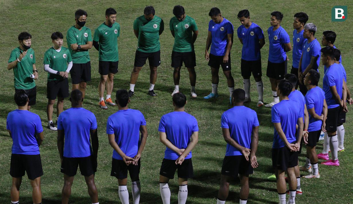 Pelatih Timnas Indonesia, Shin Tae-yong, memberikan arahan kepada anak asuhnya saat sesi latihan di Lapangan B Senayan, Jakarta, Selasa (9/11/2021).(Bola.com/M Iqbal Ichsan)