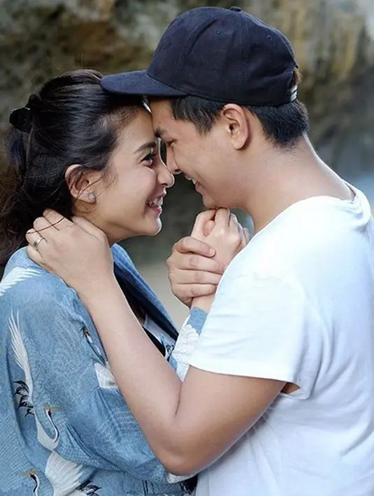 Sekarang ini, Chelsea dan Glenn sudah dikaruniai satu orang anak perempuan yang bernama Natusha Olivia Alinskie yang belum lama ini genap berusia satu tahun. Meski sudah punya anak, kemesraan mereka seperti pasangan kekasih. (Instagram/glennalinskie)