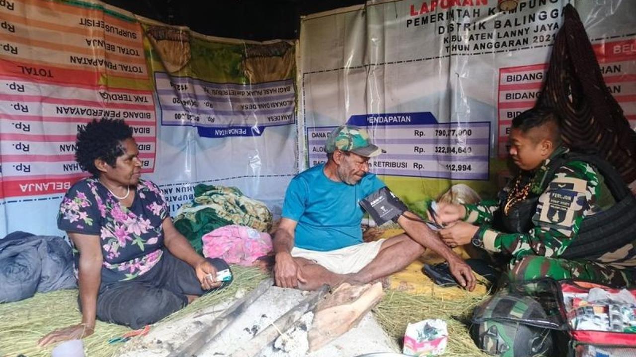 Perkuat Pelayanan Kesehatan, Satgas Yonif 511/DY Jangkau Warga Pedalaman Papua