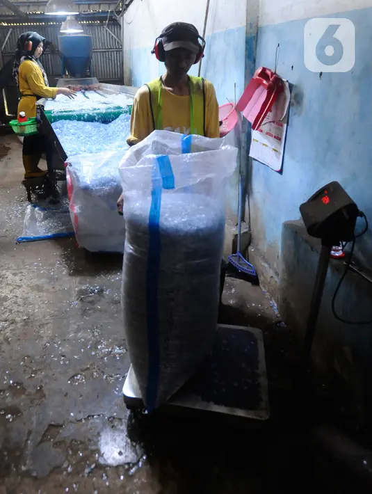 <p>Pasokan bahan baku sampah koperasi ini dipasok supplier. Jumlah supplier juga terus meningkat. (merdeka.com/Arie Basuki)</p>