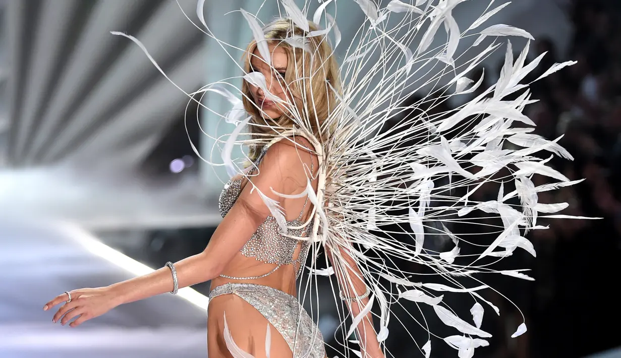 Elsa Hosk berjalan di atas catwalk selama Victoria's Secret Fashion Show 2018 di Pier 94 di New York, AS (8/11). Model cantik dan seksi ini tampil mengenakan fantasy bra Victoria's Secret  seharga Rp15 miliar.  (AP Photo/Evan Agostini)