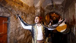 Pemuda Palestina saat membangunkan sahur menggunakan musik tradisional, di permukiman Hebron, Tepi Barat, 23 Juni 2015. Tradisi tersebut dilakukan secara turun-temurun untuk mempererat silaturahmi. (REUTERS/Mussa Qawasma)