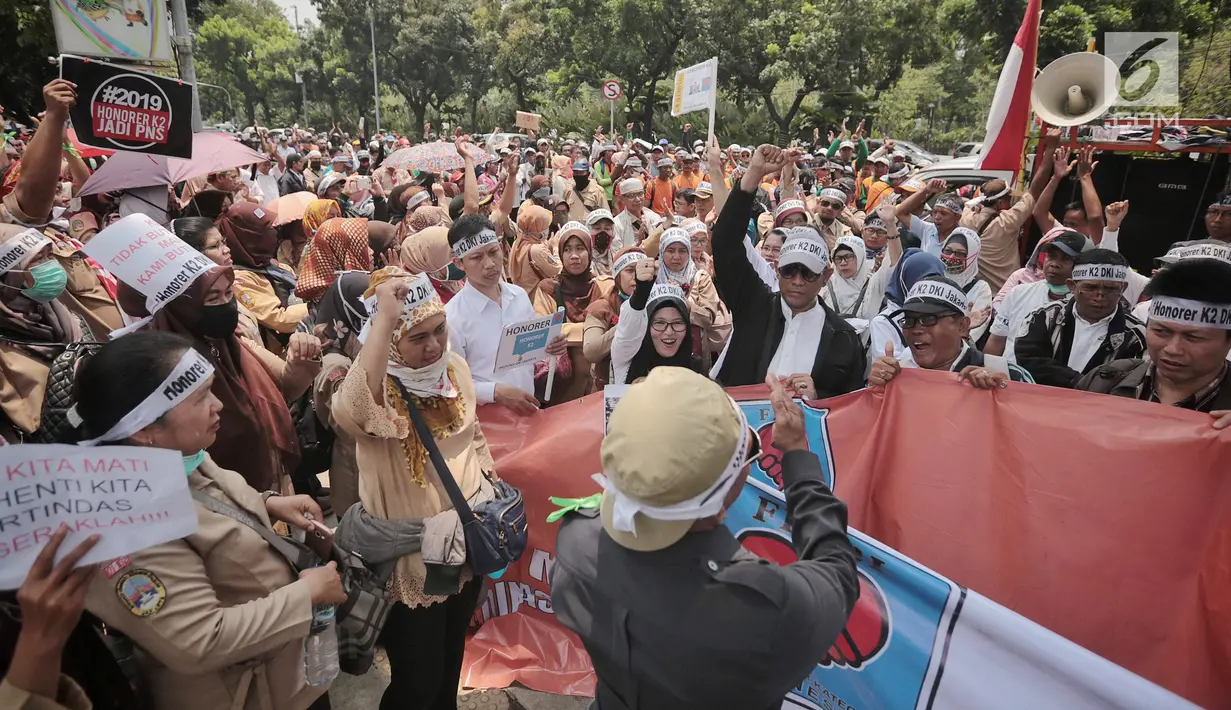 Pegawai honorer DKI Jakarta menggelar demo di Balai Kota, Jakarta, Rabu (26/9). Massa tergabung dalam Forum Honorer Kategori 2 Indonesia (FHK2I). (Liputan6.com/Faizal Fanani)
