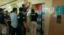 Petugas kepolisian memasang garis polisi di depan lift yang terjatuh di Blok M Square, Jakarta Selatan, Jumat (17/3). Insiden tersebut melukai sejumlah orang, namun belum diketahui ada atau tidak korban meninggal dunia. (Liputan6.com/Gempur M Surya)