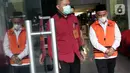 Bupati Hulu Sungai Utara (HSU), Abdul Wahid (kanan) usai menjalani rilis penetapan dan penahanan tersangka di Gedung KPK, Jakarta, Kamis (18/11/2021). Abdul Wahid merupakan tersangka suap dan gratifikasi pengadaan barang dan jasa di Kab Hulu Sungai Utara 2021-2022. (Liputan6.com/Helmi Fithriansyah)