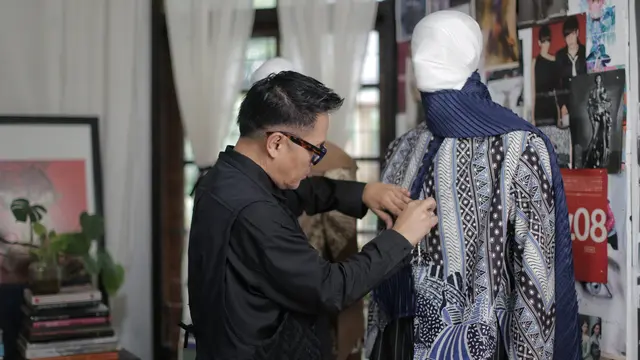 From The East, Berwastra dengan City Look Rancangan Deden Siswanto di Parade Wastra Nusantara 2025