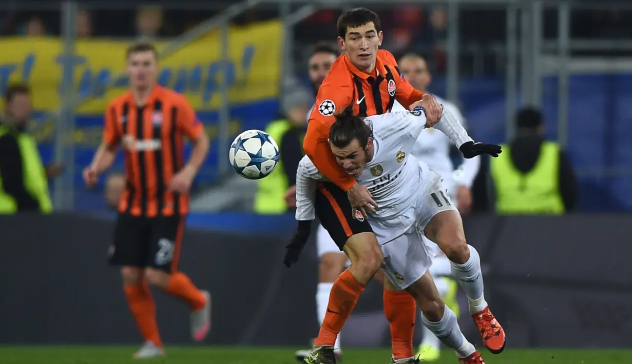 Pemain Shakhtar Donetsk, Taras Stepanenko, berebut bola dengan pemain Real Madrid, Gareth Bale (kanan), dalam laga Grup A Liga Champions di Stadion Lviv Arena, Lviv, Ukraina, Kamis (26/11/2015) dini hari WIB. (AFP Photo/Janek Skarzynski)