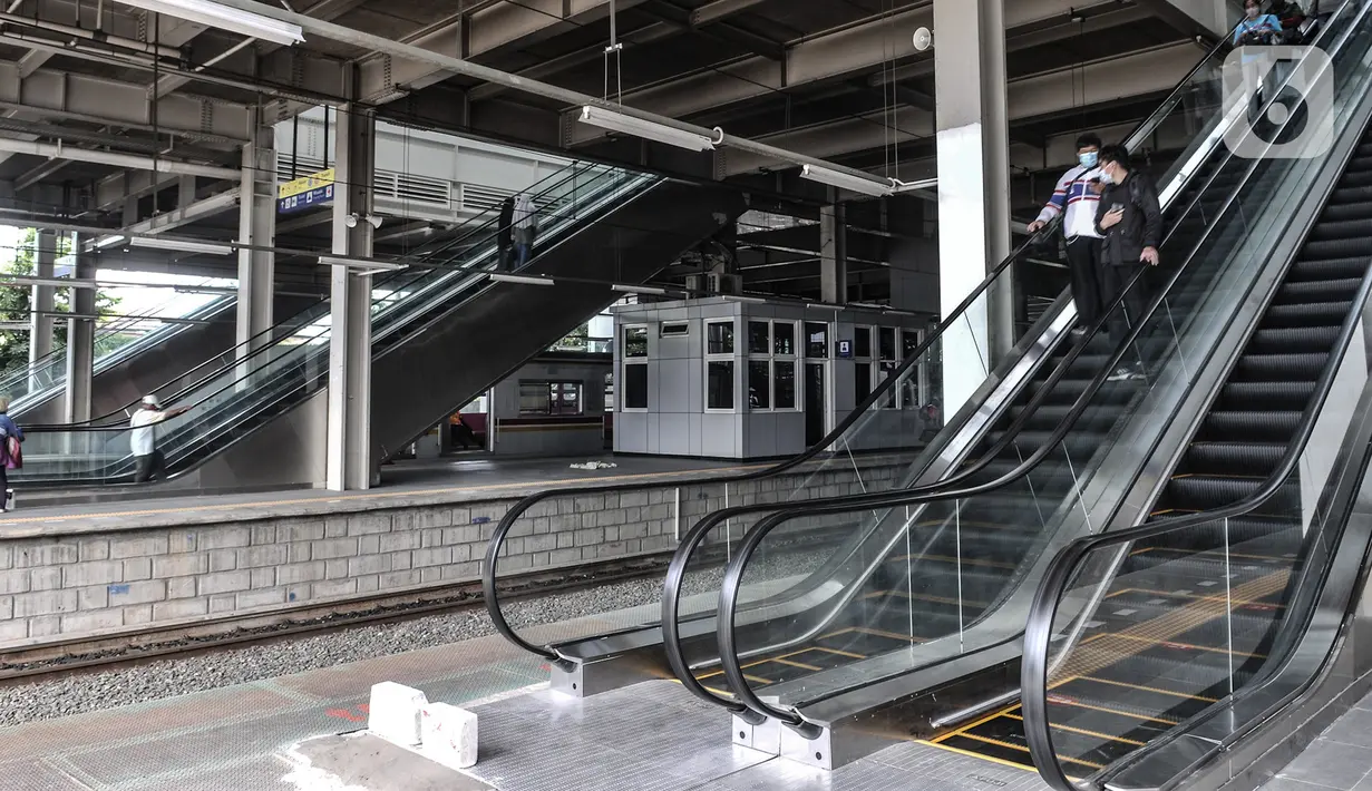 Penumpang kereta Commuter Line menggunakan eskalator sebagai akses baru di Stasiun Jatinegara, Jakarta, Rabu (16/12/2020). Revitalisasi Stasiun Jatinegara diharapkan mampu meningkatkan kenyamanan baik bagi penumpang KRL maupun kereta jarak jauh. (merdeka.com/Iqbal S. Nugroho)