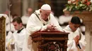 Paus Fransiskus berdoa ketika memimpin misa Malam Natal di Basilika Santo Petrus, Vatikan, Selasa (24/12/2019). Paus Fransiskus memimpin Natal bagi 1,3 miliar umat Katolik dunia. (AP Photo/Alessandra Tarantino)