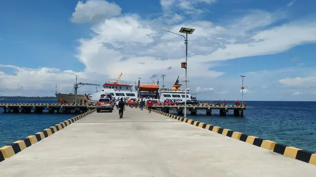 Kapal Berlabuh di Pelabuhan Passarang Majene